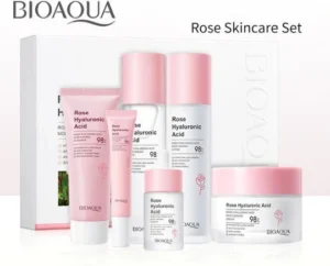 Ολοκληρωμένο σετ περιποίησης προσώπου Bioaqua Rose Hyaluronic Acid 6 τεμαχίων με εκχύλισμα τριαντάφυλλου, περιλαμβάνει serum, κρέμα και toner σε κομψή ροζ συσκευασία